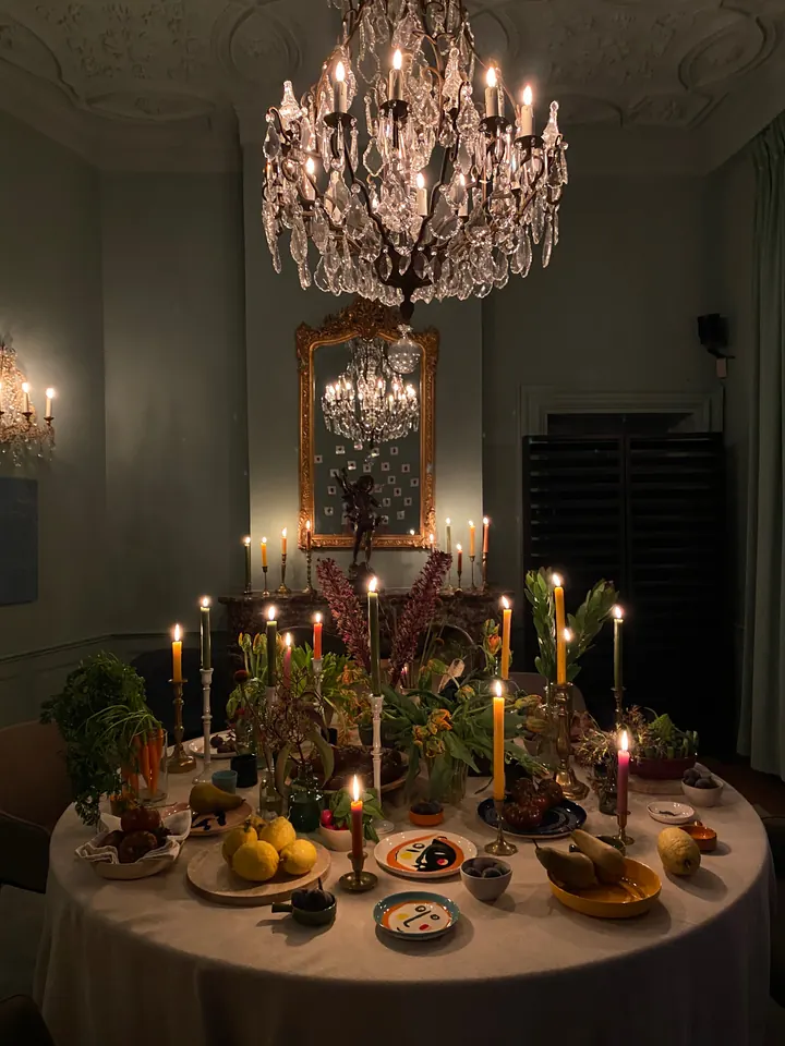 Table dressée aux chandelles sous un lustre, par Antoinette Design