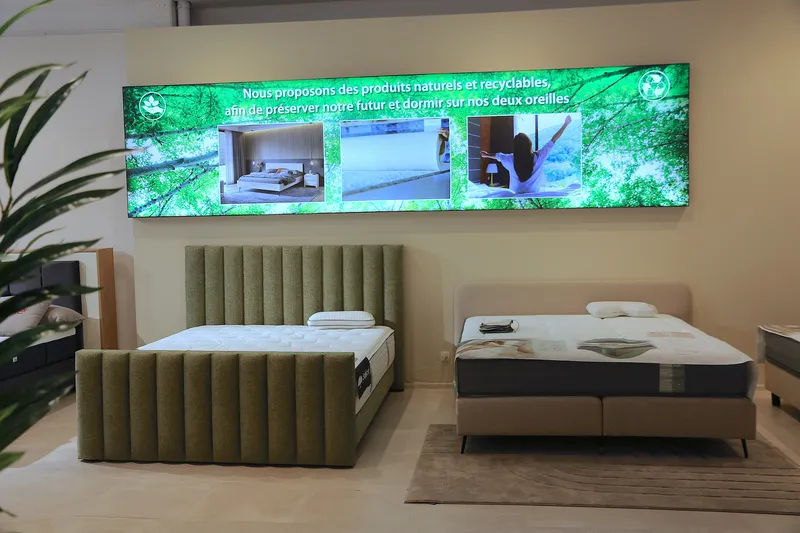 Boxspring avec tête de lit capitonnée