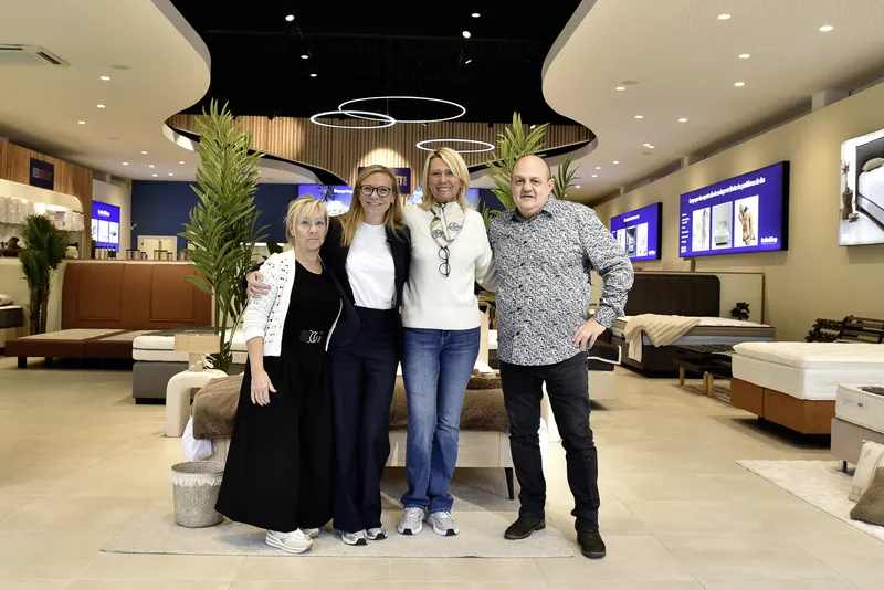 L'équipe Bed Outlet Store dans le showroom