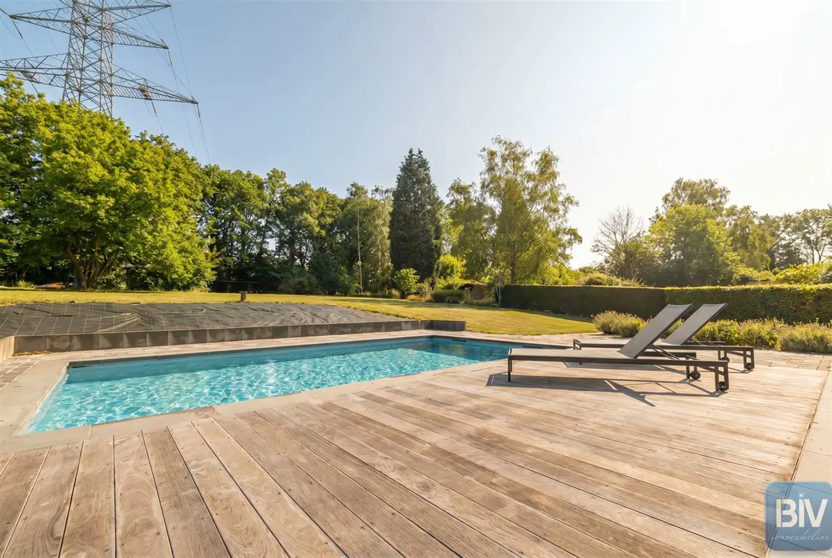 In Ninane, 4-bedroom villa with 4 garages and swimming pool. — Photo 5 of 10