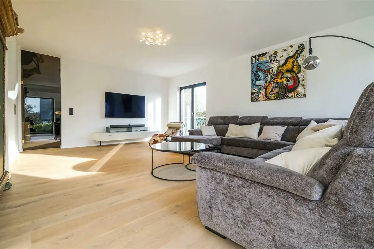 In Ninane, 4-bedroom villa with 4 garages and swimming pool. — Photo 6 of 10