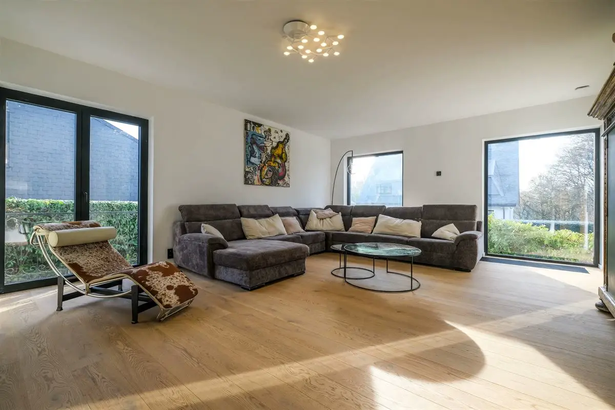 In Ninane, 4-bedroom villa with 4 garages and swimming pool. — Photo 7 of 10