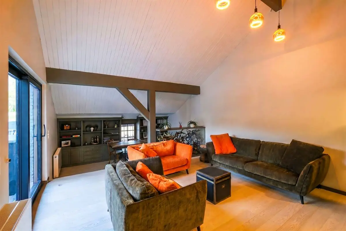 In Ninane, 4-bedroom villa with 4 garages and swimming pool. — Photo 8 of 10