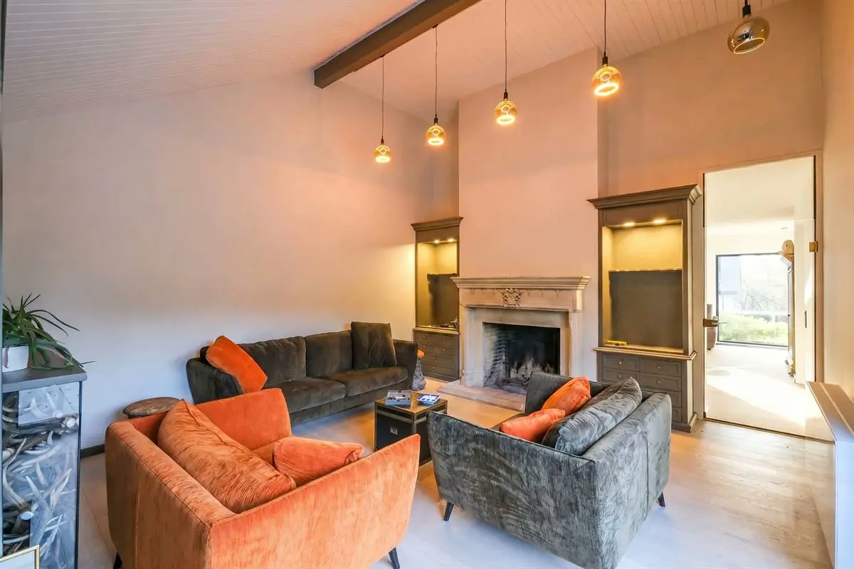 In Ninane, 4-bedroom villa with 4 garages and swimming pool. — Photo 9 of 10