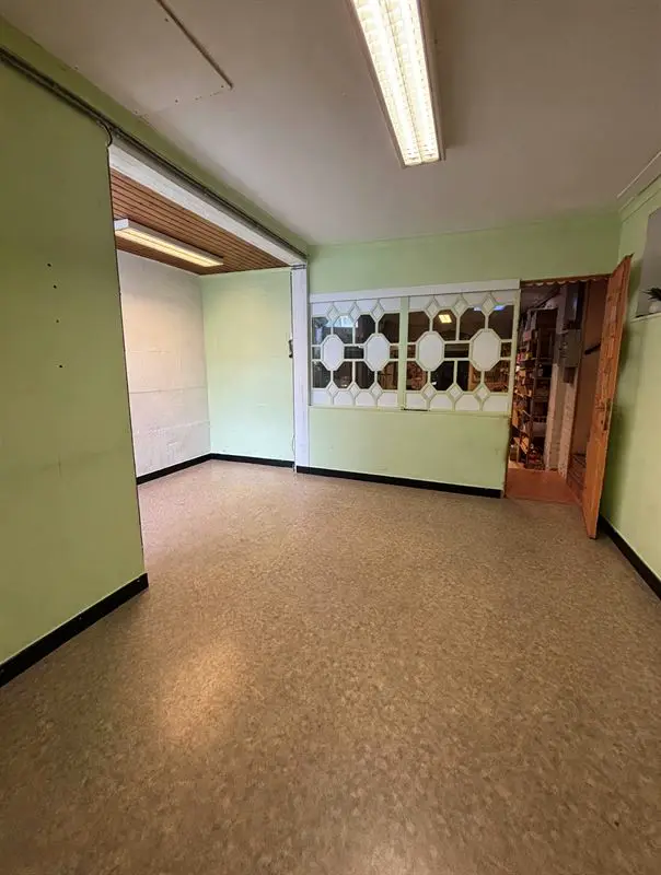 Mixed-use building with many possibilities, offices and warehouse — Photo 5 of 10