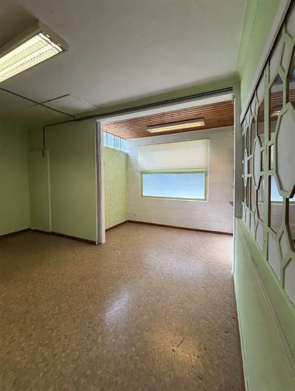 Mixed-use building with many possibilities, offices and warehouse — Photo 6 of 10
