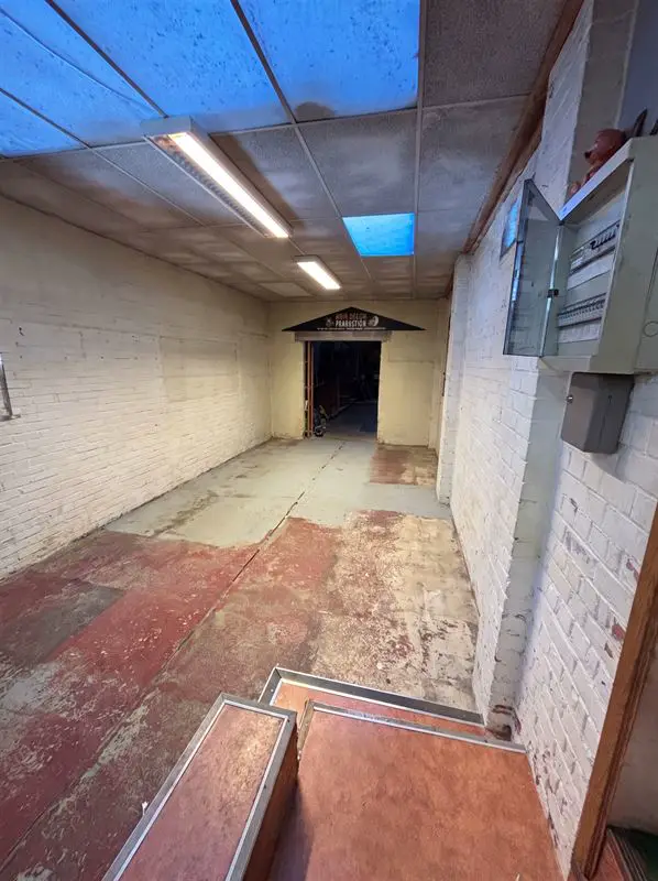Mixed-use building with many possibilities, offices and warehouse — Photo 7 of 10