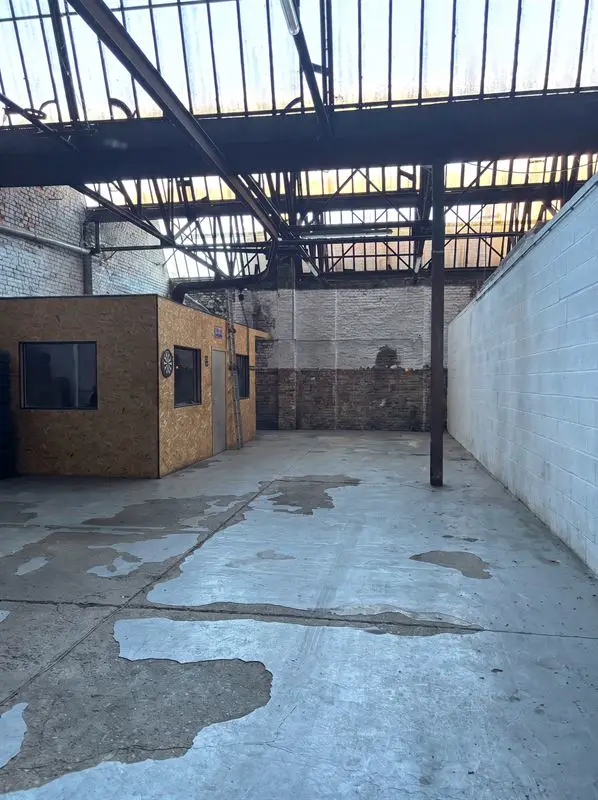 Mixed-use building with many possibilities, offices and warehouse — Photo 9 of 10