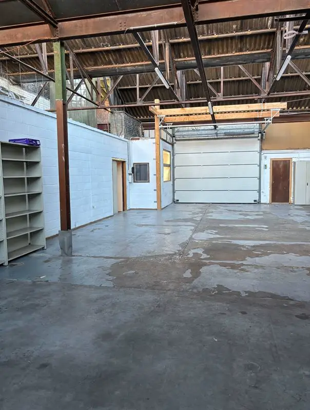 Mixed-use building with many possibilities, offices and warehouse — Photo 10 of 10