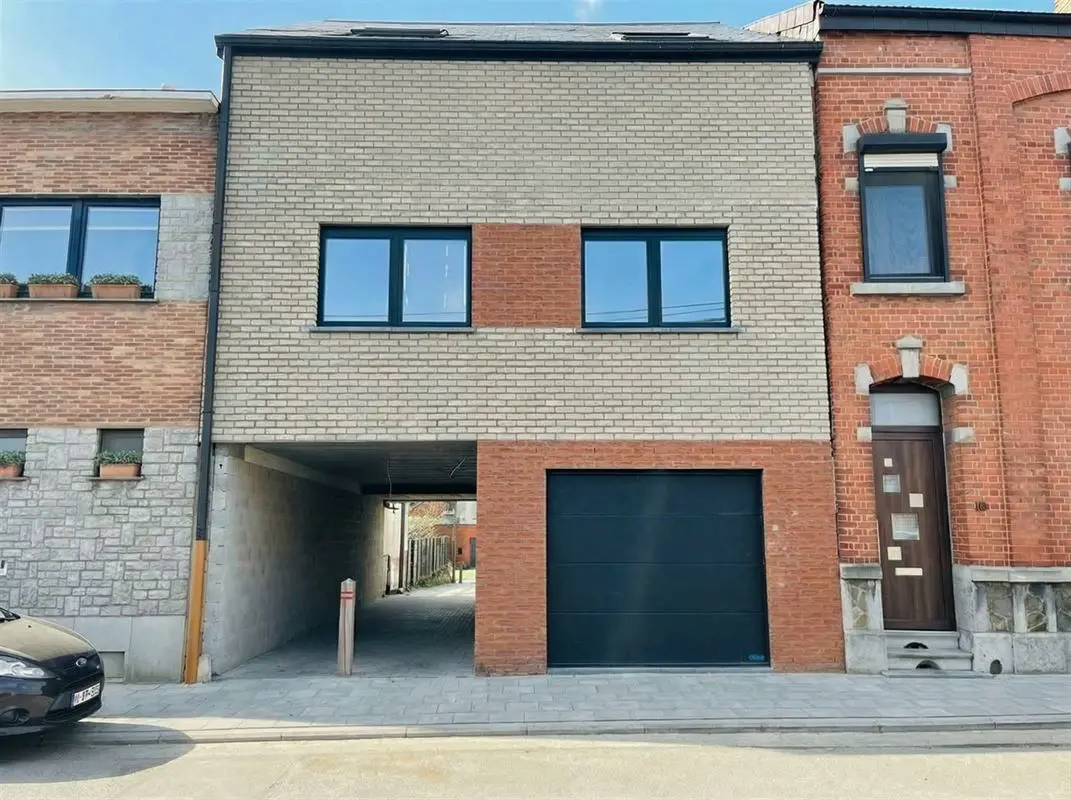 New-build three-bedroom house with garage and garden — Photo 3 of 10