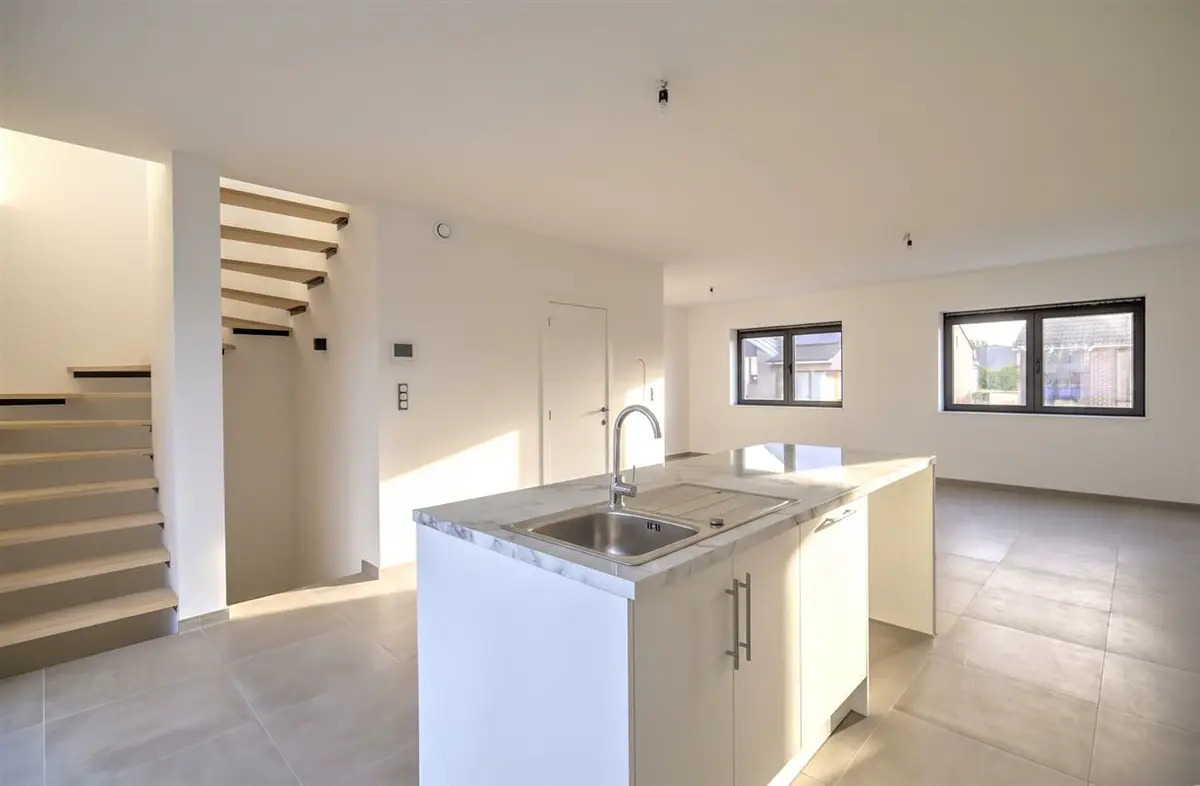 New-build three-bedroom house with garage and garden — Photo 5 of 10