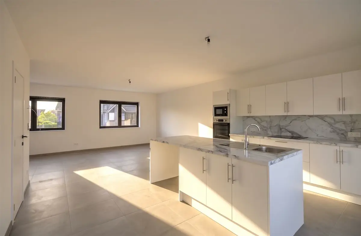New-build three-bedroom house with garage and garden — Photo 6 of 10