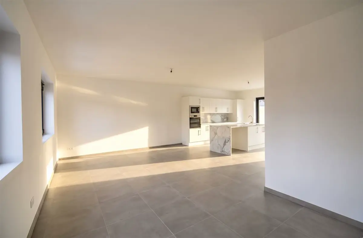 New-build three-bedroom house with garage and garden — Photo 7 of 10