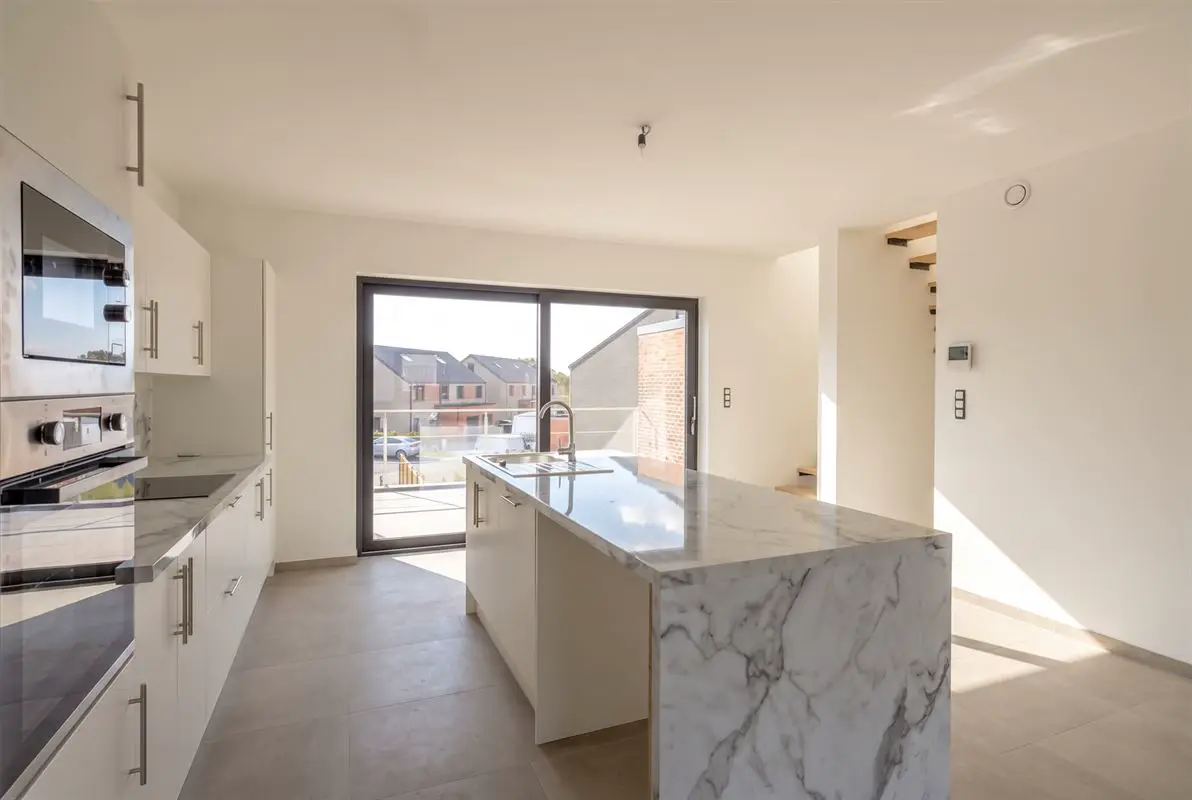 New-build three-bedroom house with garage and garden — Photo 8 of 10