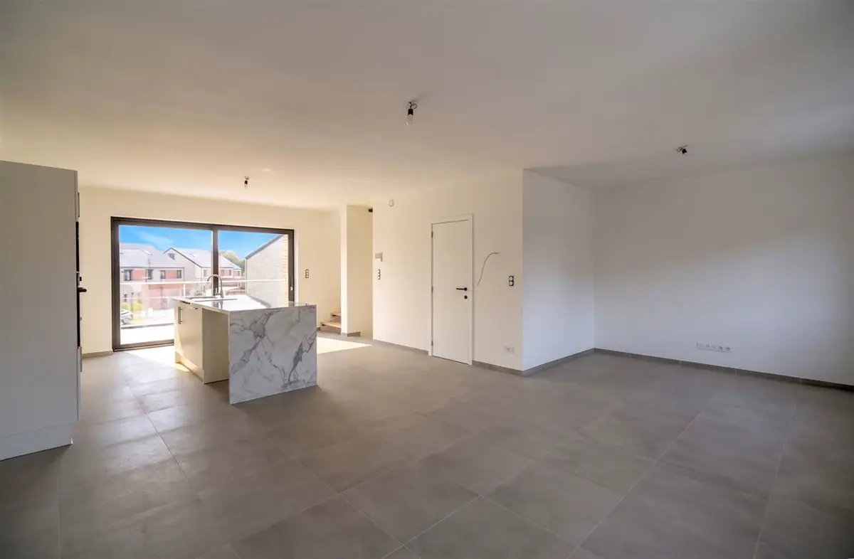 New-build three-bedroom house with garage and garden — Photo 9 of 10