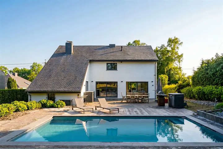 In Ninane, 4-bedroom villa with 4 garages and swimming pool.
