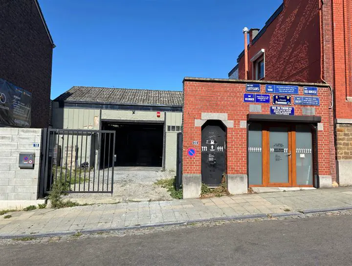 Mixed-use building with many possibilities, offices and warehouse