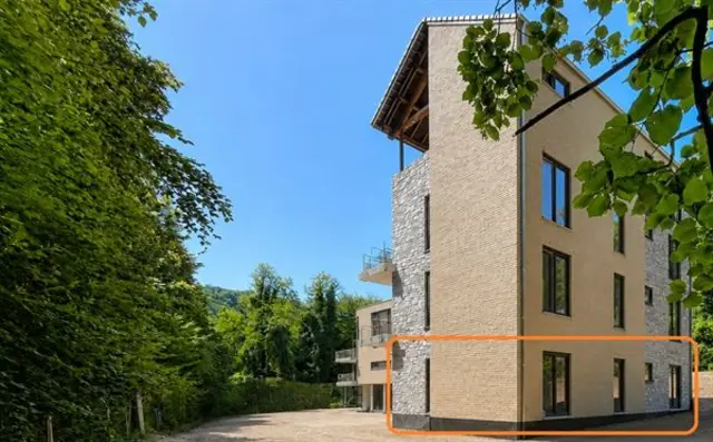 Appartement met terras, kelder en parking.