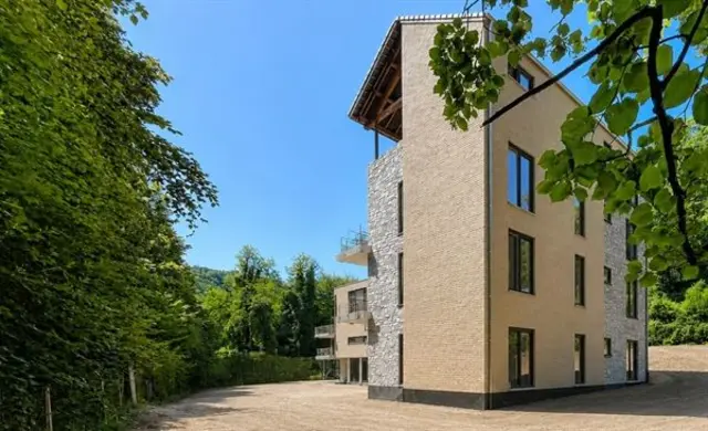 Appartement met terras, kelder en parking.
