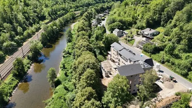 Top-appartement met terras, kelder en parking.