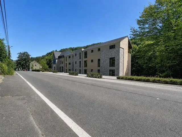 Appartement met terras, kelder en parking.