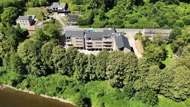 Top-appartement met terras, kelder en parking.