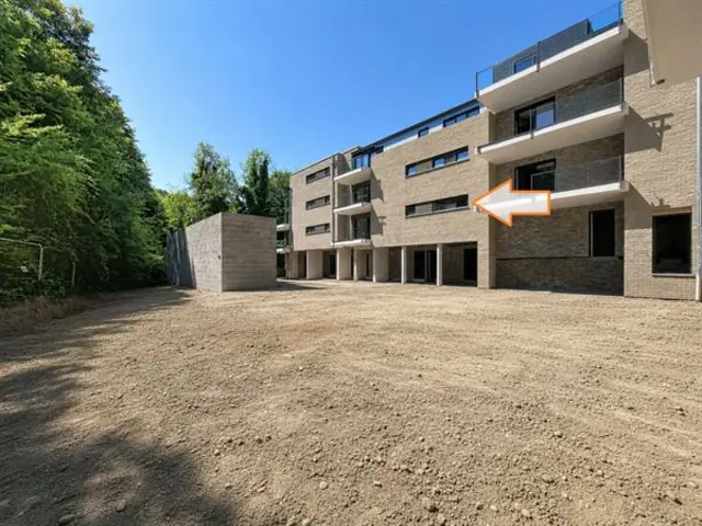 Gelijkvloers appartement met terras, kelder en parking.