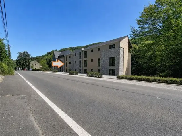 Appartement met terras, kelder en parking.