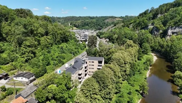 Top-appartement met terras, kelder en parking.