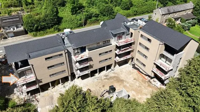 Appartement met terras, kelder en parking.