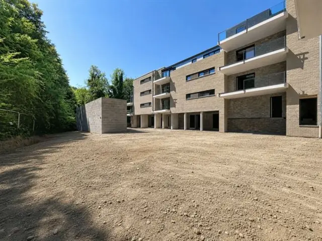 Top-appartement met terras, kelder en parking.