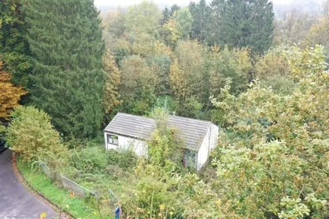 Te renoveren bungalow met tuin, balkonterras en garage.