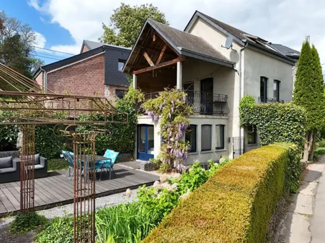 Gîte met tuin, overdekt panoramaterras en goed rendement.