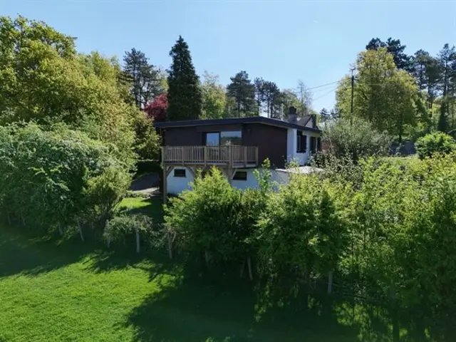 Gerenoveerde bungalow met vrij uitzicht, garage en tuin.