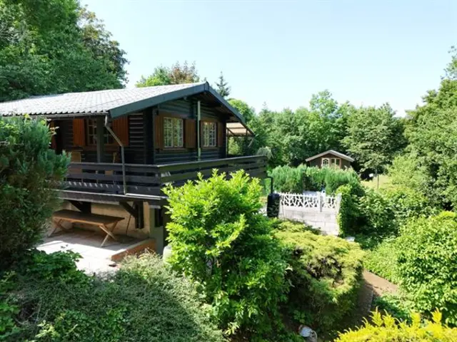 Ultracharmant chalet met carport, tuin, terras en tuinhuis.