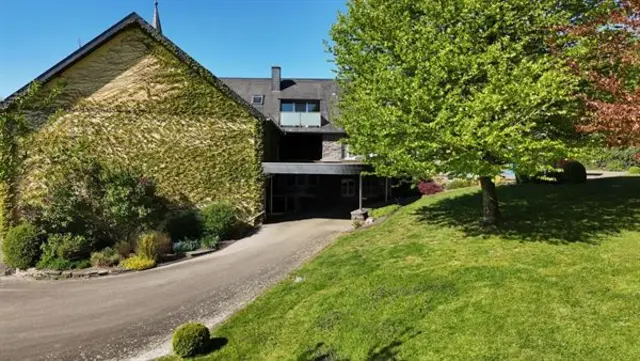 Woning met grote tuin, carport en 5 slaapkamers.