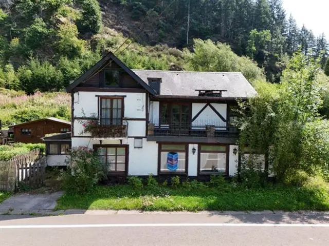 Te renoveren auberge in de Lienne-vallei.