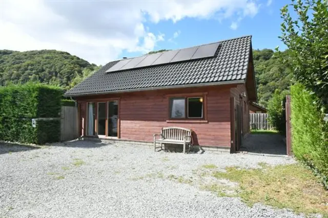Chalet (2017) met omheinde tuin in een doodlopend straatje.