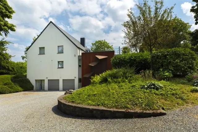 Luxevilla met wellness, garages, parktuin en privacy.