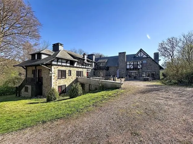 Landhuis-gîte tot 36 personen met beheerdersappartement.