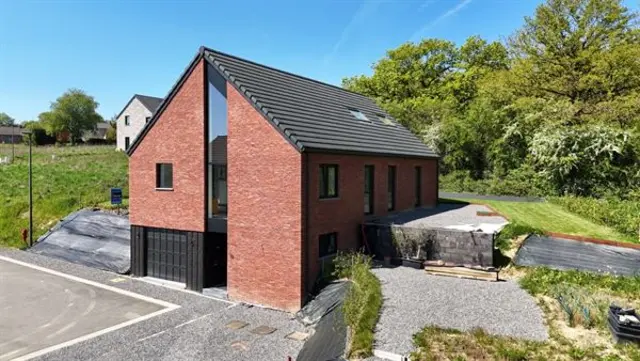 Moderne villa met ruime tuin en prachtig uitzicht.