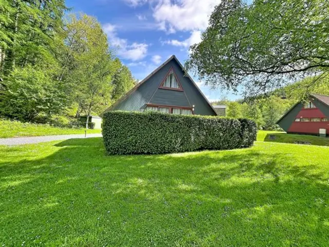Ingericht chalet 49m², privé park met zwembad en restaurant.