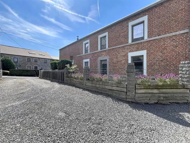 Charmant woonhuis met koer, parking en tuin.