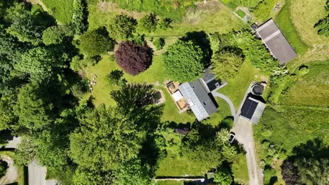 Zonovergoten architectenwoning in een groene omgeving.
