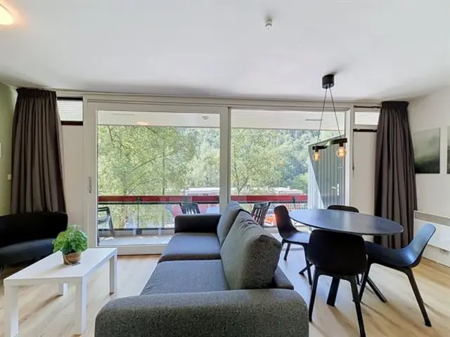 Volledig gerenoveerd appartement met terras – Long Pré.