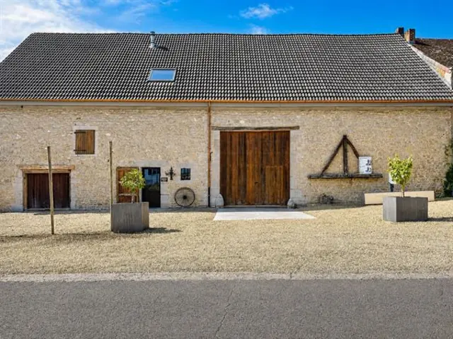 Gerenoveerde hoeve met monumentale schuur en privépark.