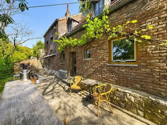 Volledig te renoveren woning op een bijzondere plek in Olne.