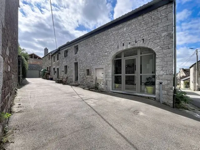 Karaktervolle streekstenen woning met mooie tuin en garage.