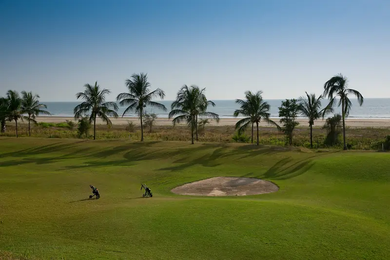 Golfer face à l’océan