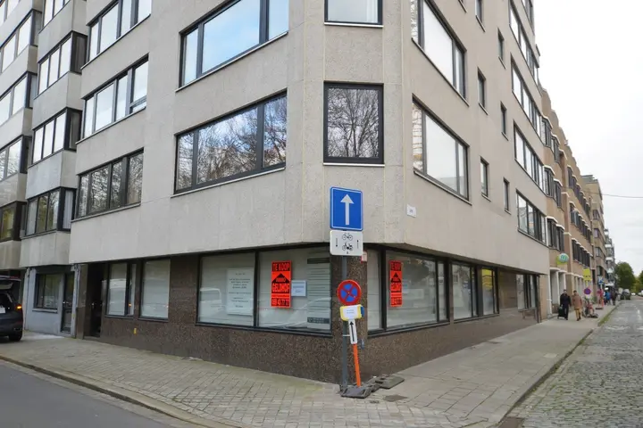 Spacious ground-floor commercial unit OR apartment